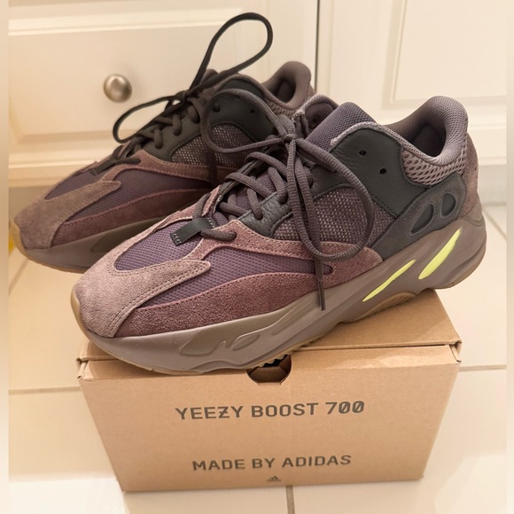 adidas gazelle silver green womens Adidas YEEZY Boost 700 V2 "Mauve" sneakers, 40.5 - BOPF